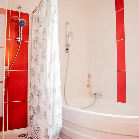 Chez Les Artistes Jacuzzi Terrasse Et Billard Apartment
